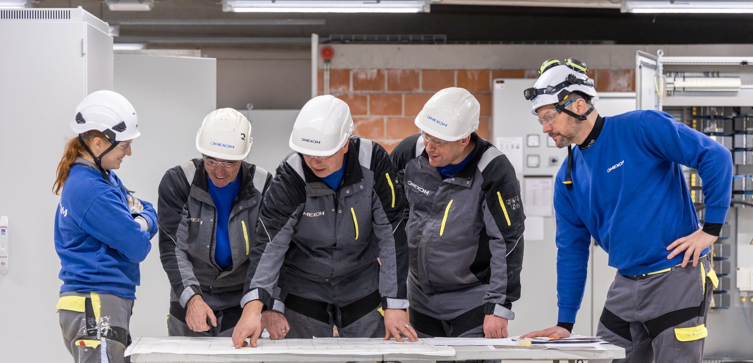 Les ouvriers du chantier de Noordschote discutant autour d&#039;une table sur le projet de sous-station